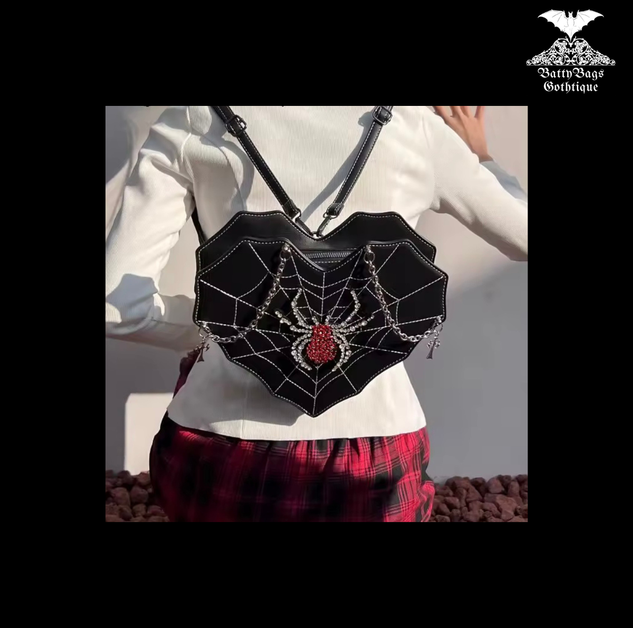 Venomlace Heart Bag